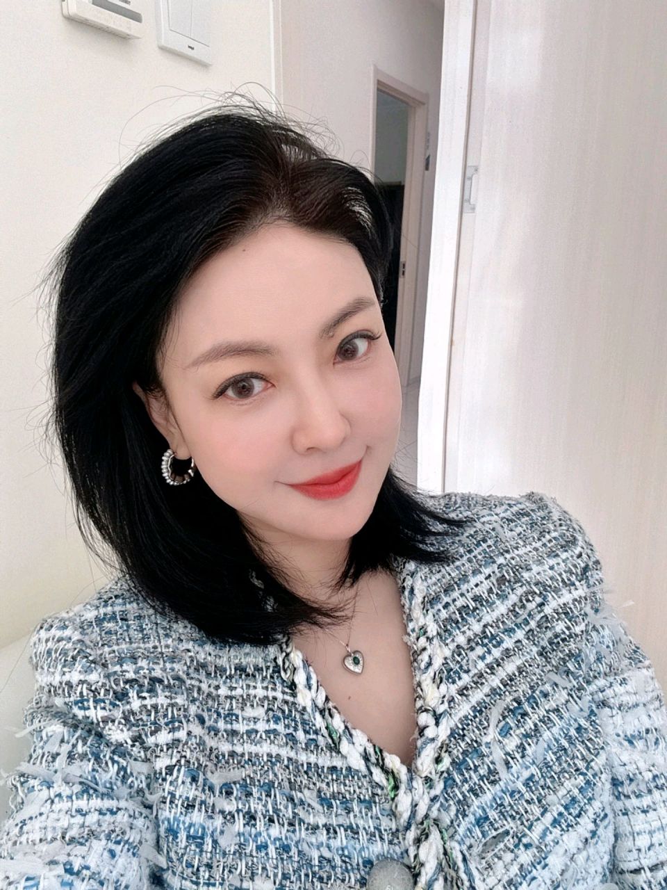 成熟的44岁女人 什么是成熟 笑而不语是一种豁达,痛而不言是一种历练.