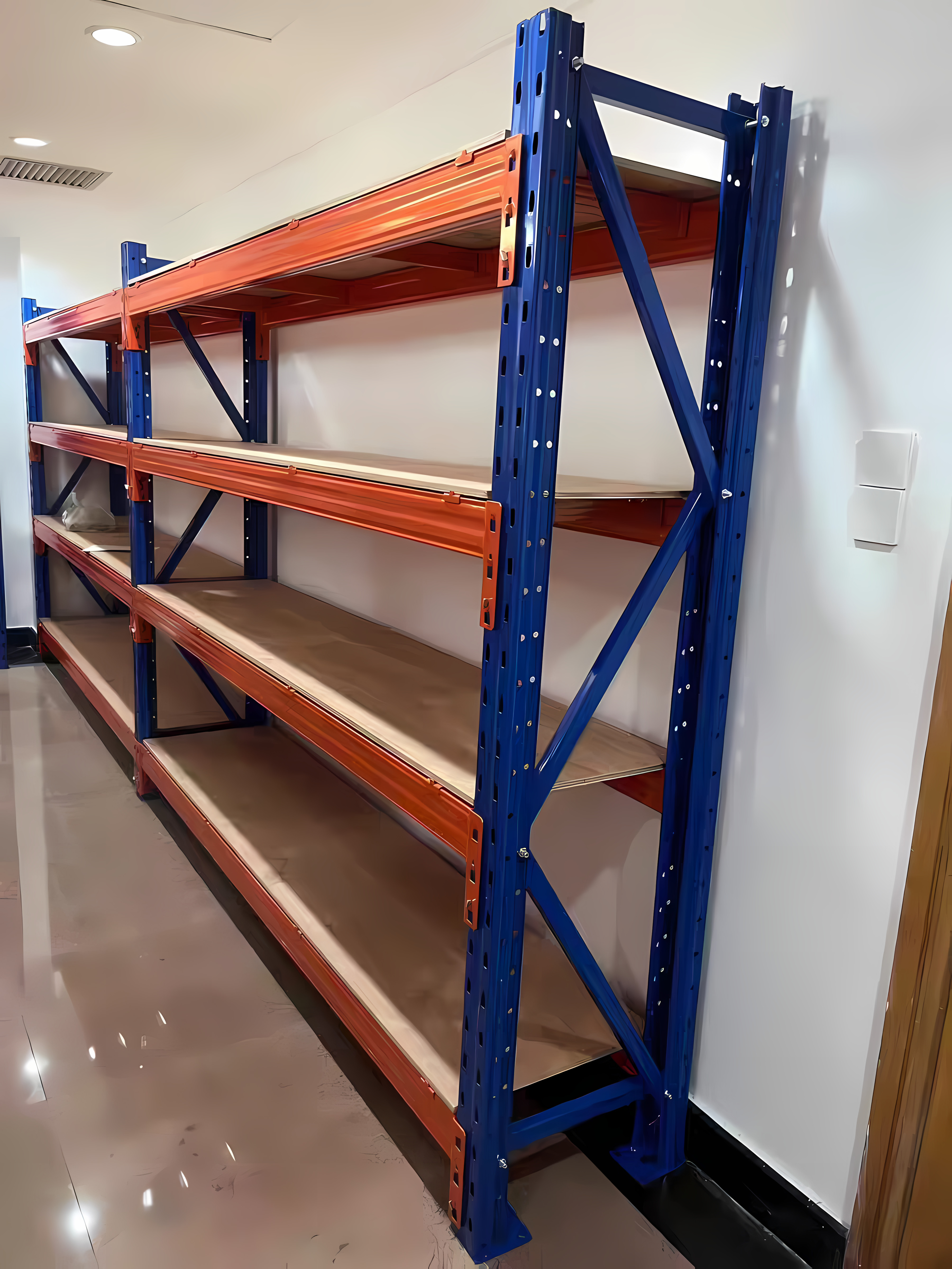 在企业仓储管理中,仓储货架的选择至关重要,合适的货架能有效提升空间