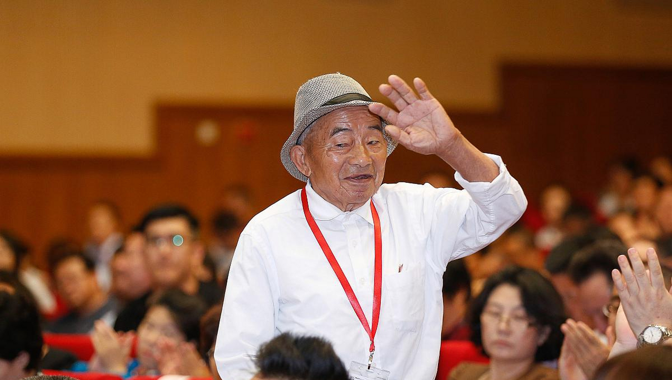 警方通告称:盘踞武汉多年"黑老大"黄大发落网.