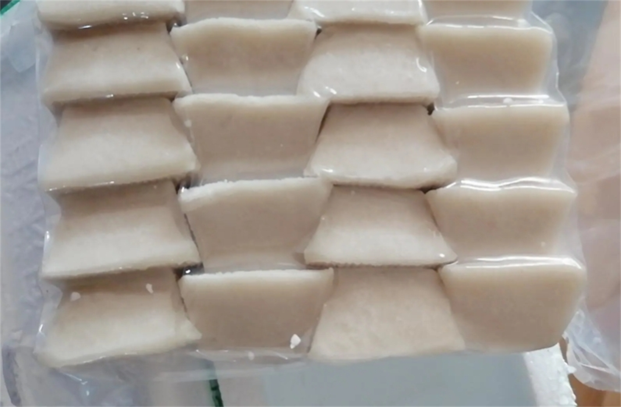 不干不湿,恰到好处,软糯细腻如丝绒,轻咬间糯而