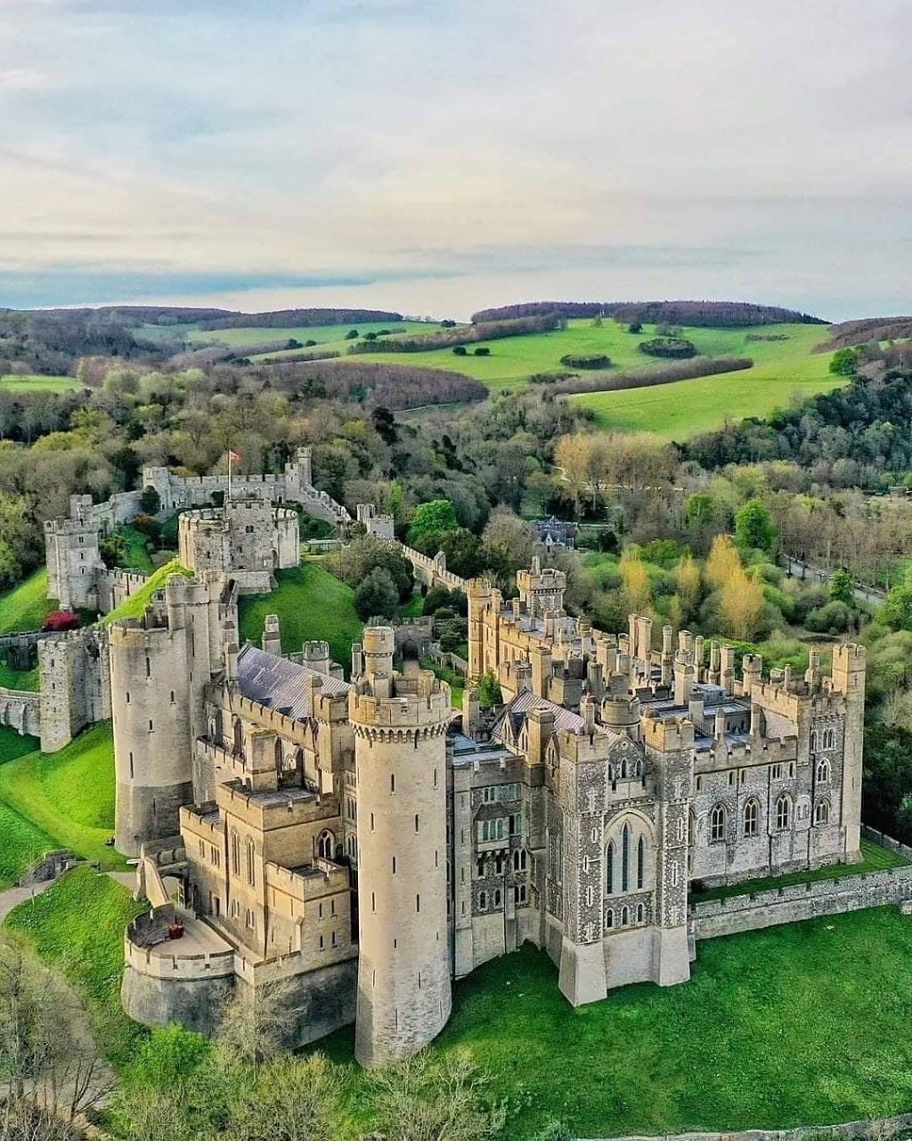 阿伦德尔城堡(arundel castle)位于英国西萨塞克斯郡的阿伦德尔镇