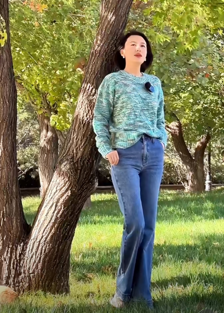 张蕾去看深秋枫叶林,身穿蓝毛衣牛仔裤休闲苗条,在镜头里就能感受到她
