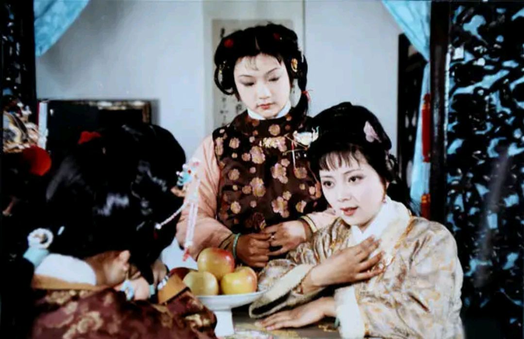 绣春囊事件,却引起王夫人和凤姐,薛宝钗内讧,看王家人愚蠢家风