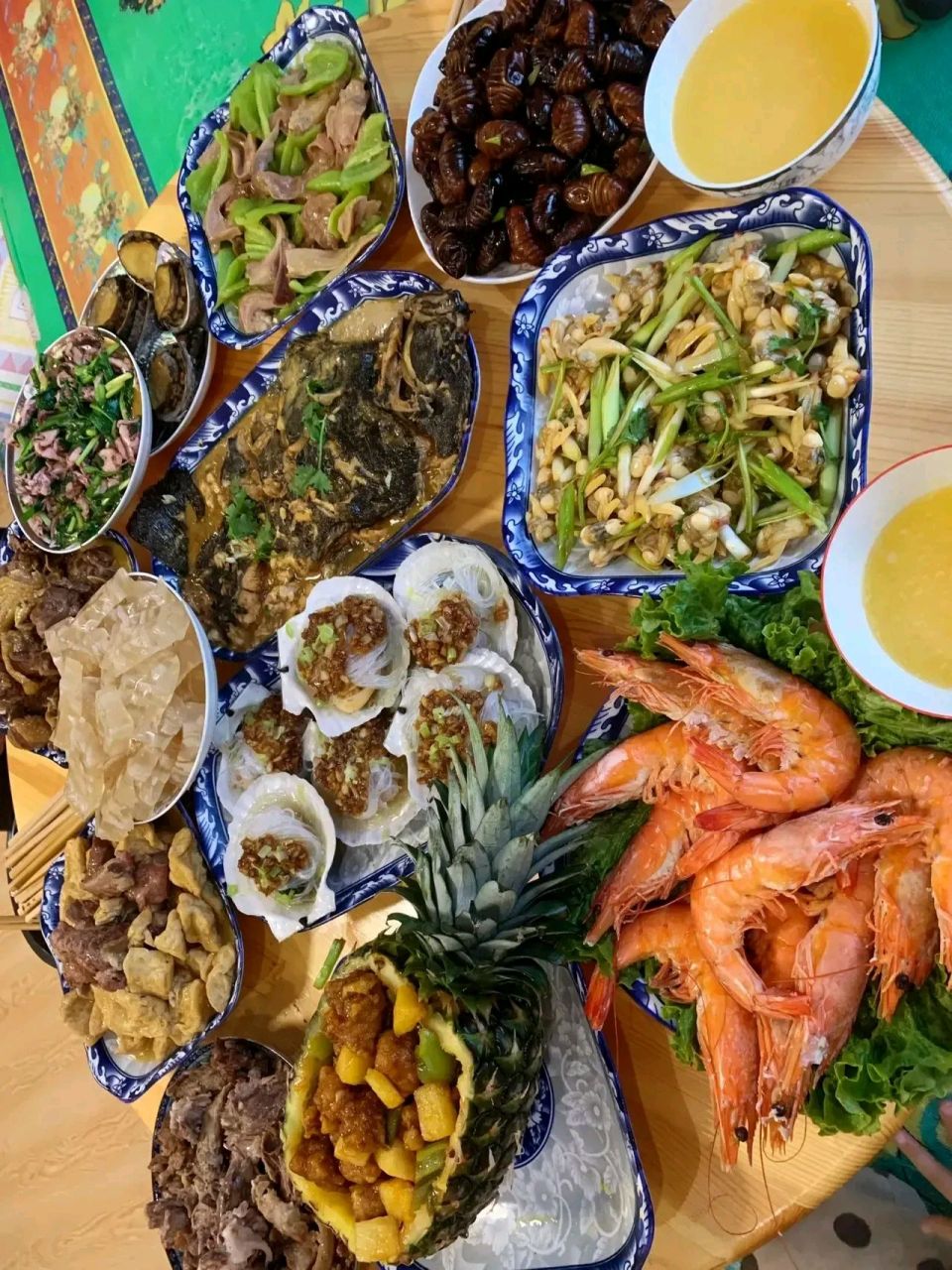 厂里同事聚餐,我们6个人一起凑钱,每人50块钱.