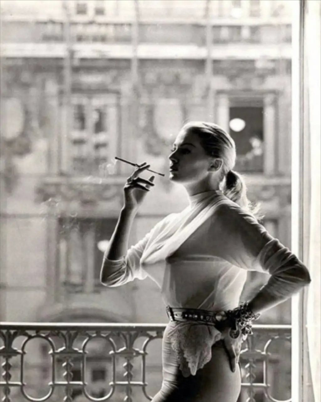 照片中在阳台上吸烟的女子是瑞典籍女明星anita ekberg 在巴黎服装周