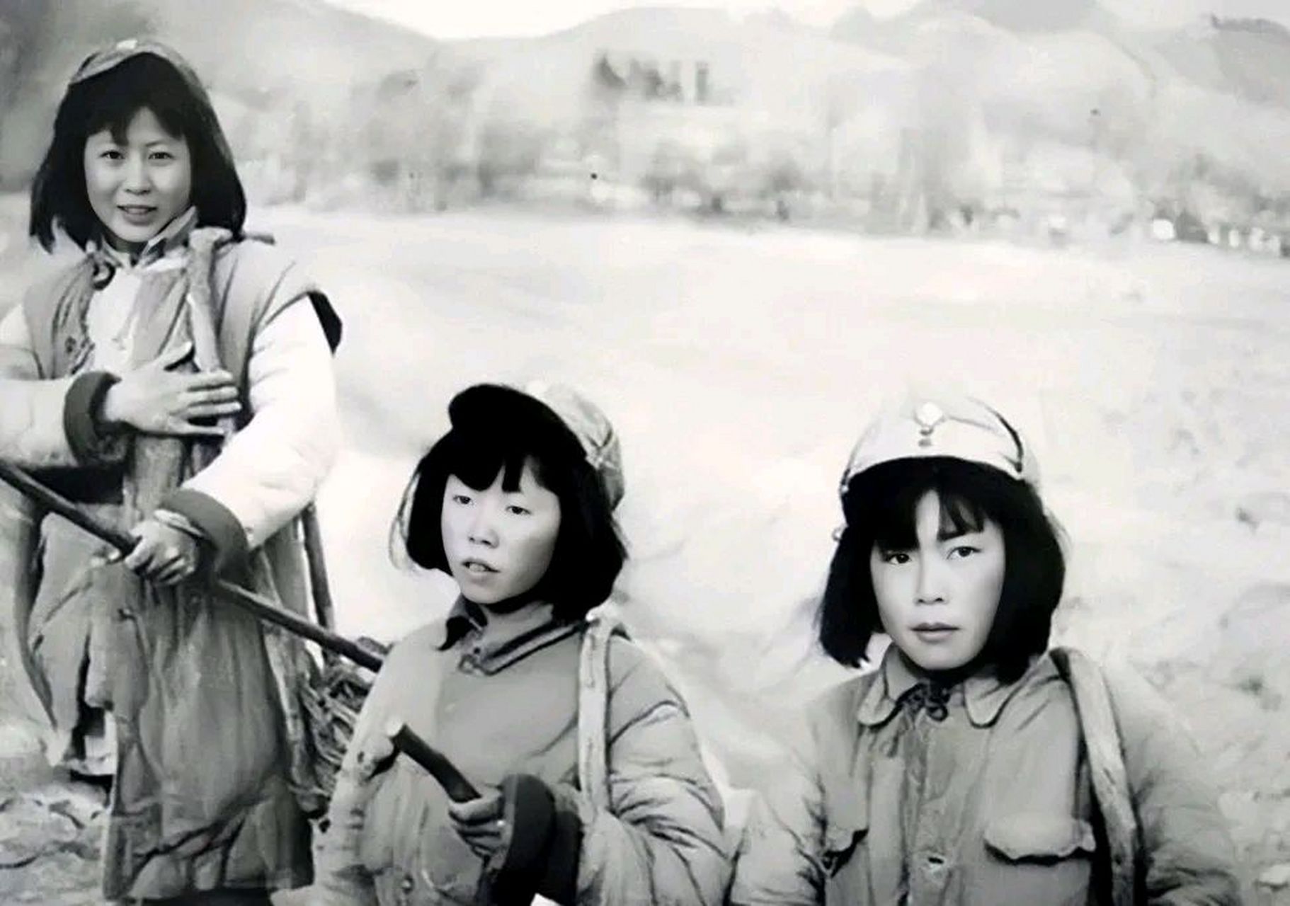 照片中,三名女战士军装加身,面容稚嫩,左边年纪大的女战士有二十几