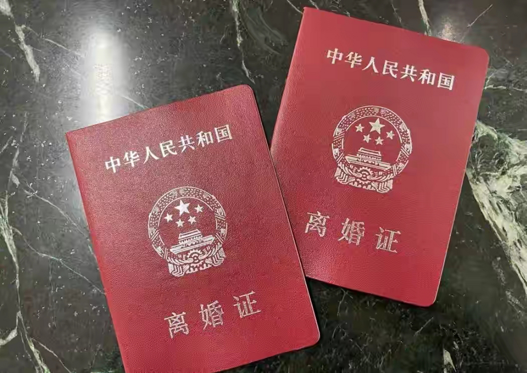 "离婚,分手,无非就是换个人谈感情,把衣服脱给另一个人看,做着各式各