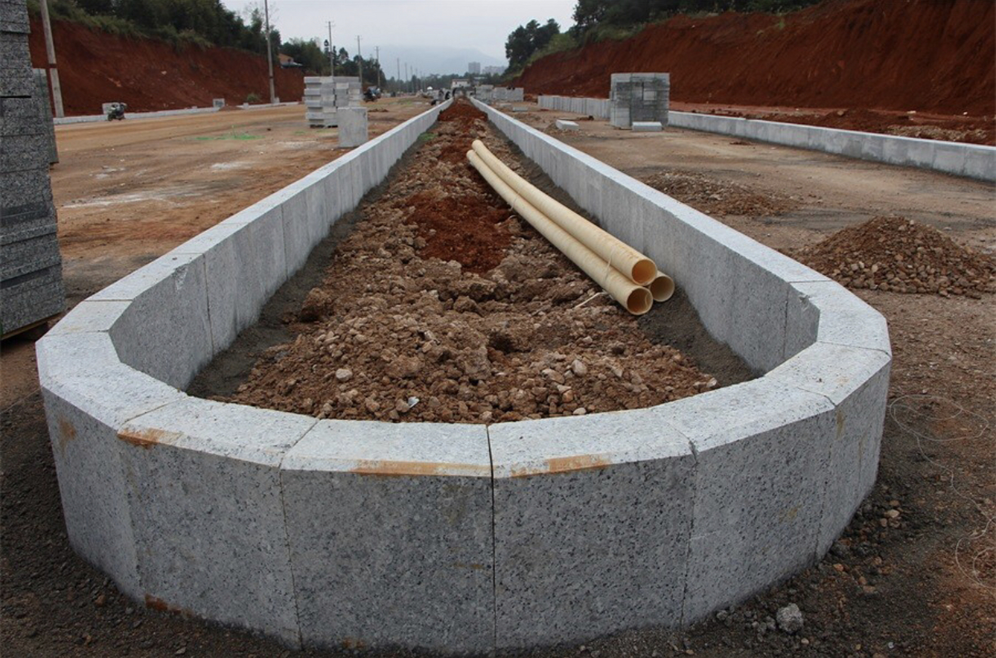 芝麻灰路沿石工地铺装现场实拍,芝麻灰路沿石大量供应