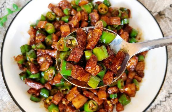 学会这种辣子肉做法,一盘能吃五天