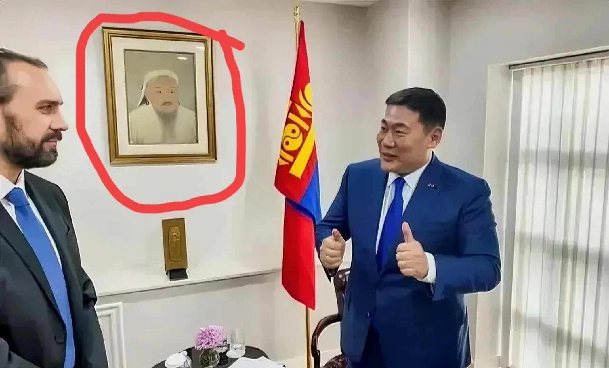 蒙古国总理办公室墙上挂着谁的照片?感觉好像在什么地方见到过!