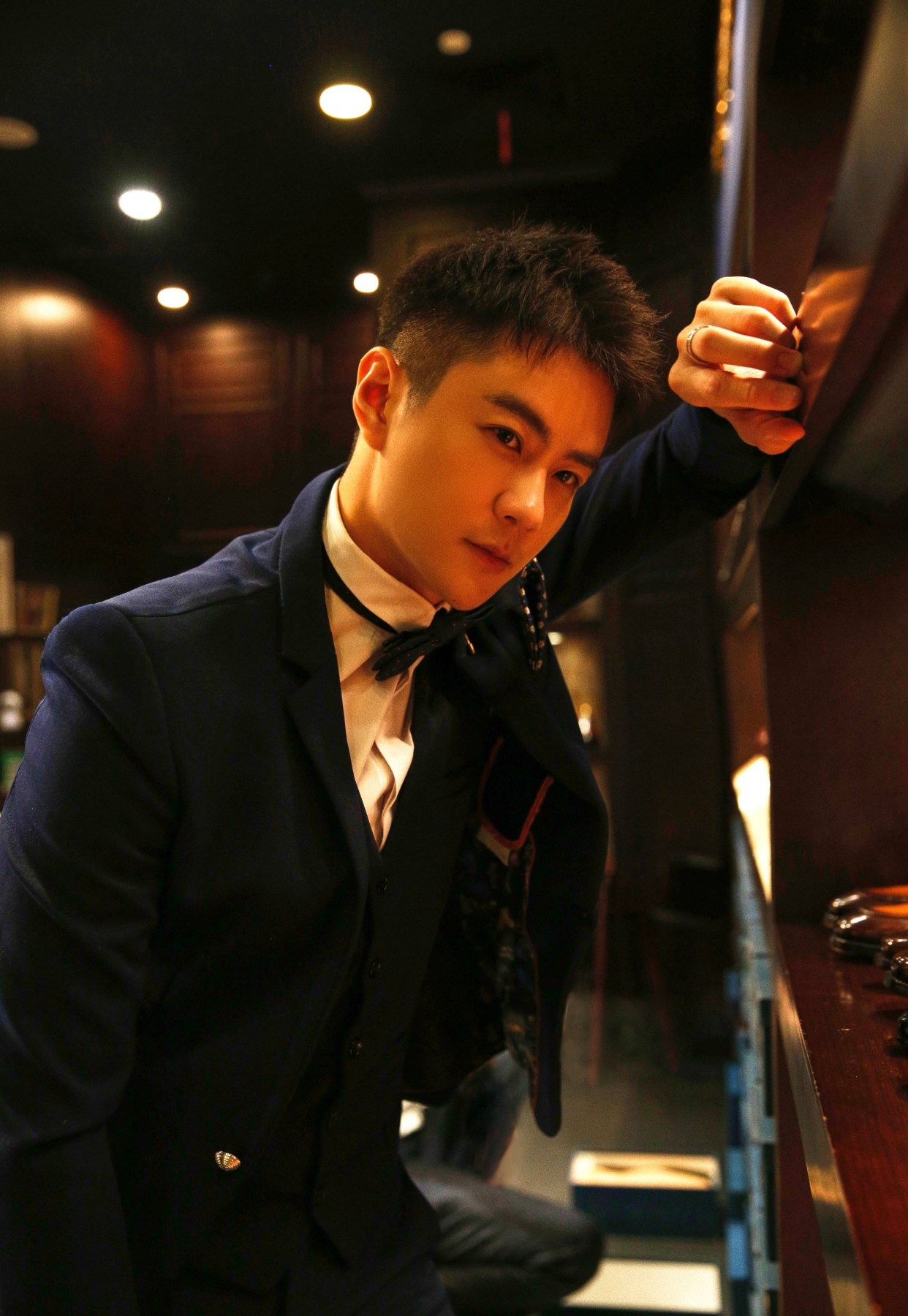 活捉一枚大鼻子正装帅哥,是你喜欢的类型吗?