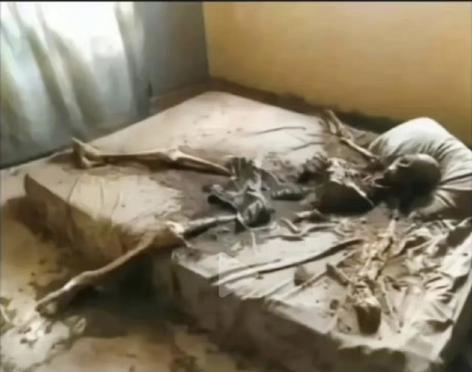 欧洲网友发的照片,并声称非洲一男子死亡四年后才被发现,已经腐烂在床