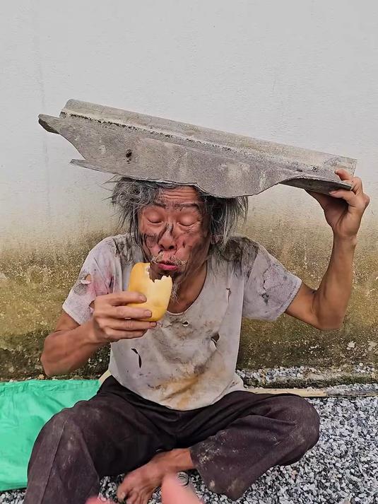 路人向乞丐讨要食物