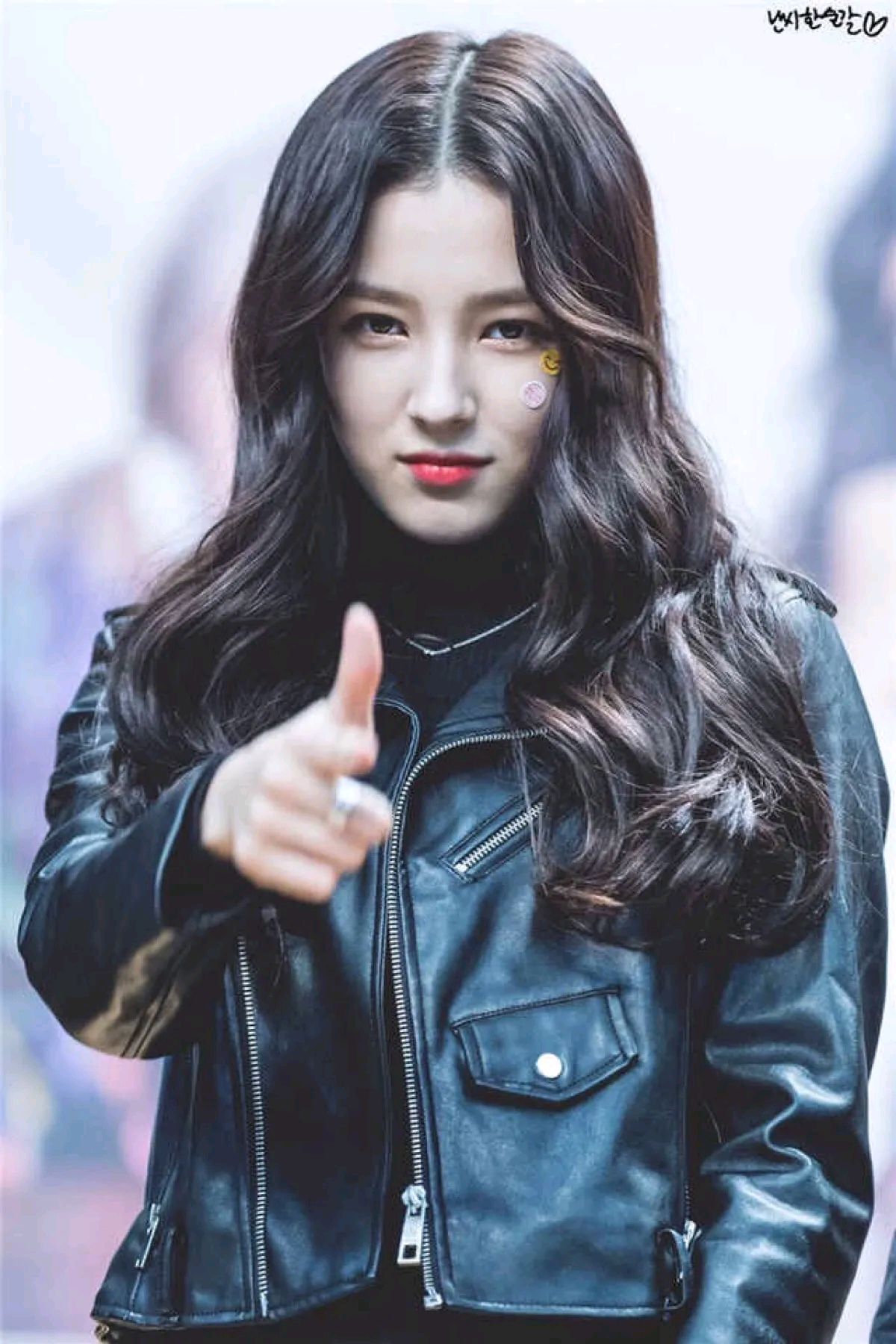 她出生于2000年,被称为"韩国最美丽的混血天使".李承利