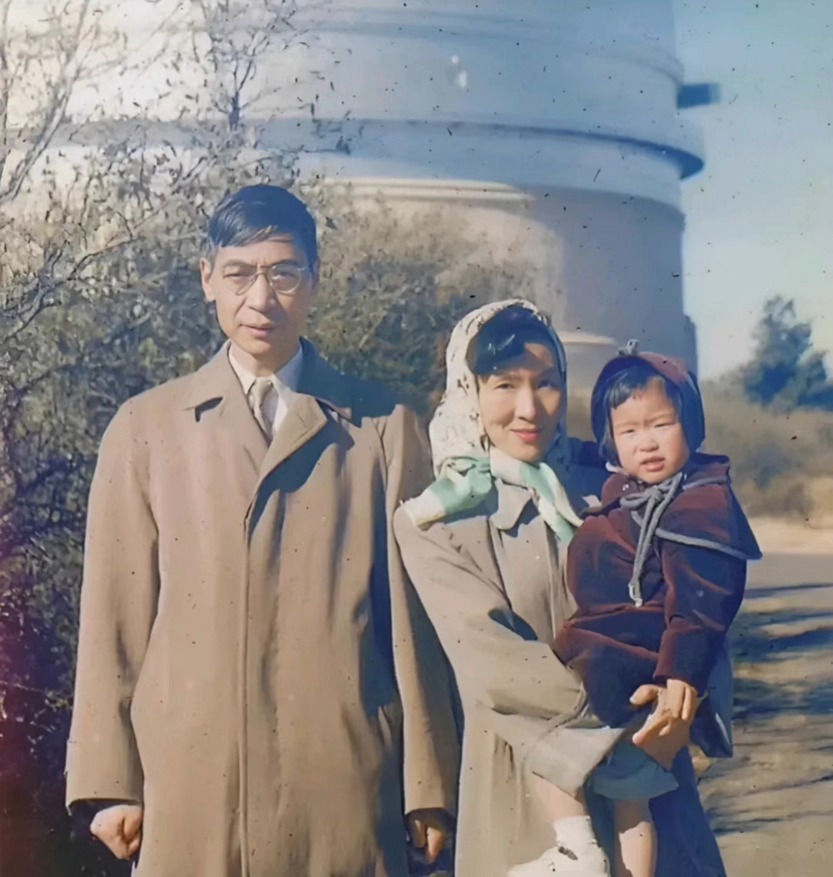 1957年,郭永怀教授与妻子李佩,儿子的一张珍贵照片,郭教授用生命保护