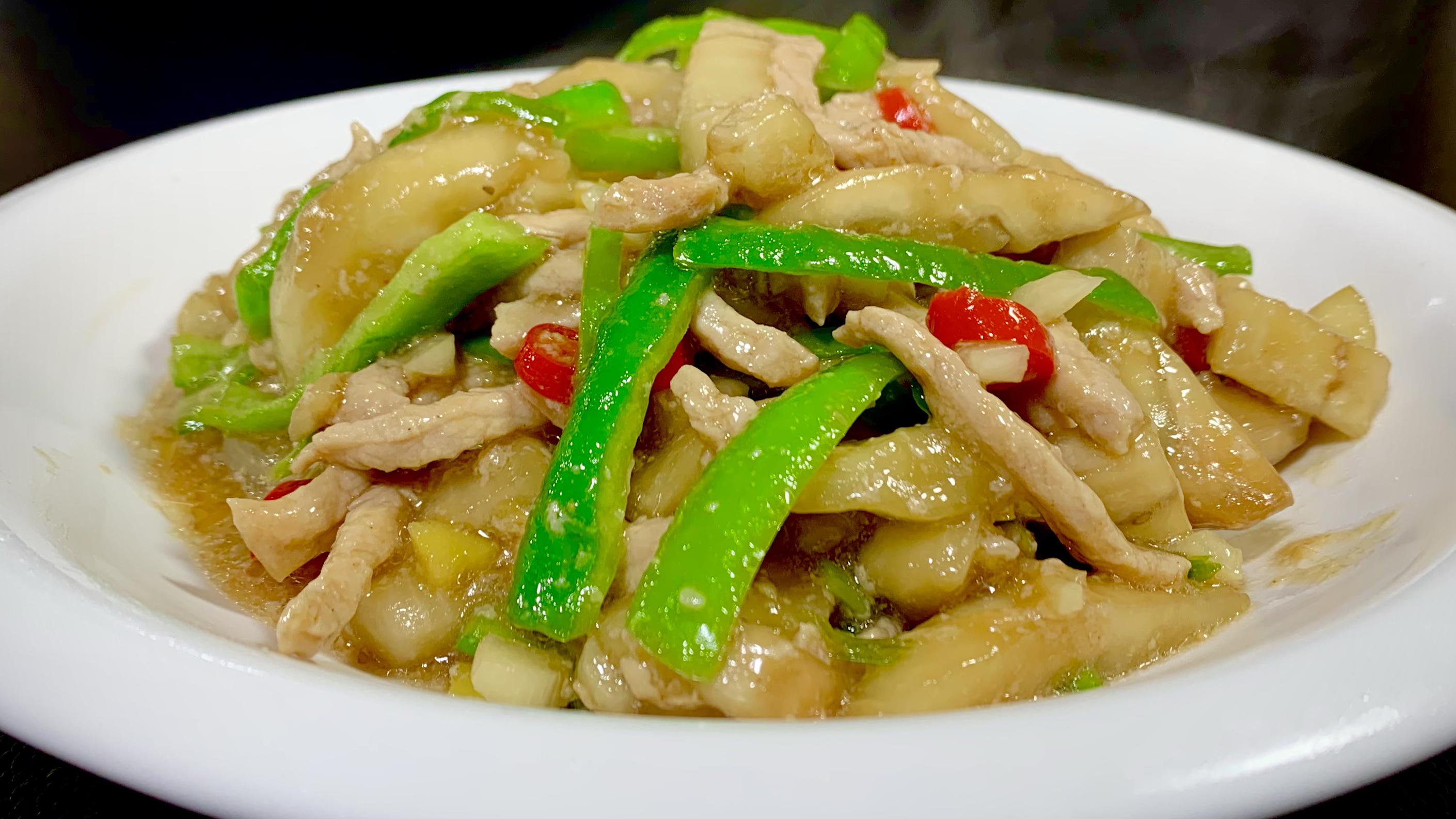 炒茄子时，不要直接放油炒，教你一招，茄子不吸油，营养又好吃