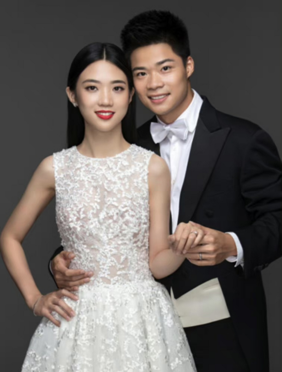恭喜苏炳添与妻子林艳芳二胎得子,苏炳添不仅在体育上为国争光,生活中