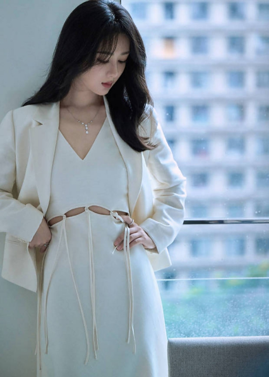 6月22日,杨紫在个人社交平台晒出了一组端午节写真,照片中她手捧着