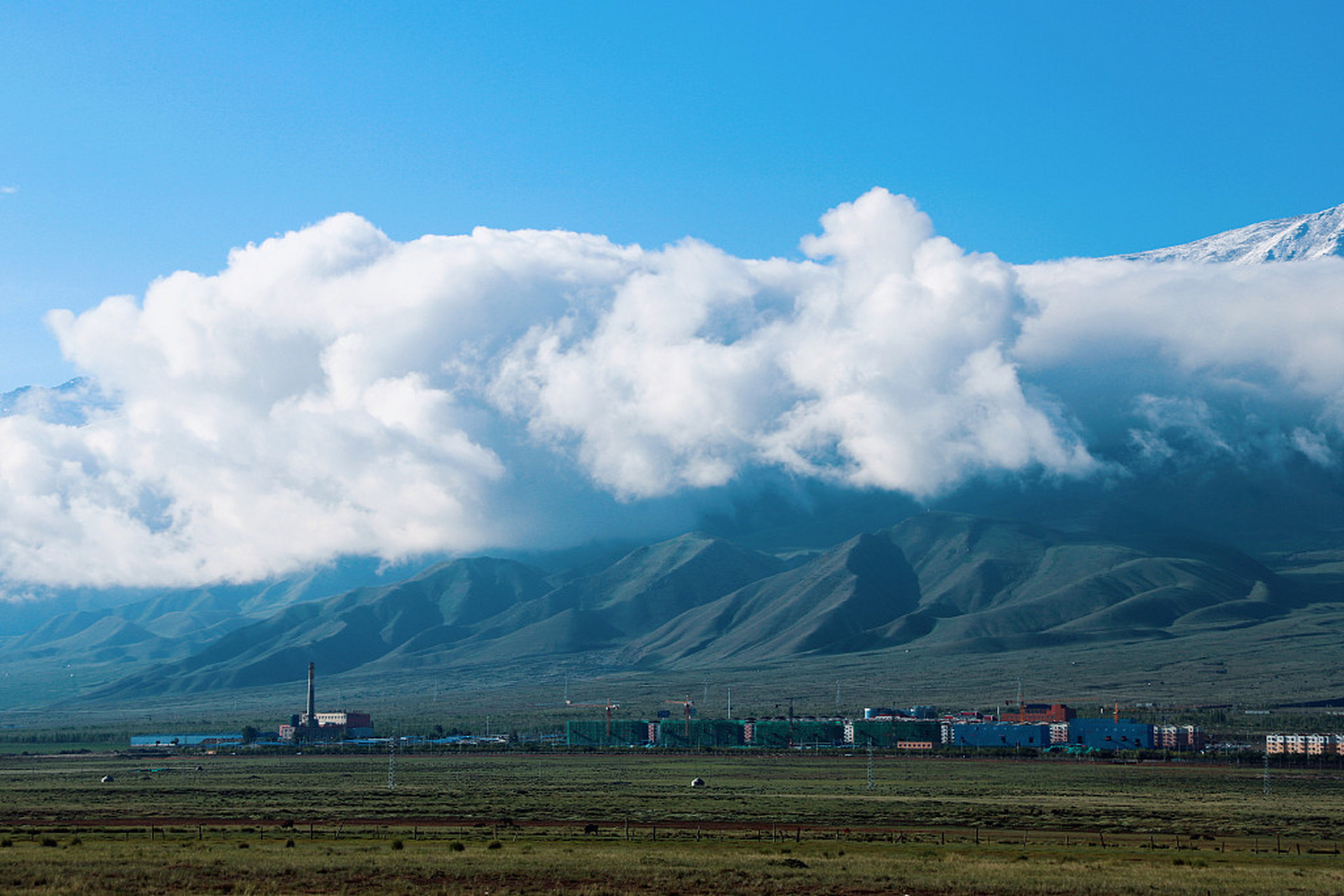 巴里坤草原是新疆的第二大草原,极目远望,草原与天山,云雾构成了一幅