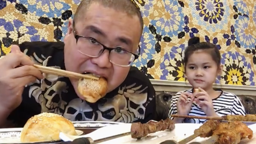 趁媳妇不在家,带孩子吃新疆美食,红柳烤串、烤包子,吃爽了!