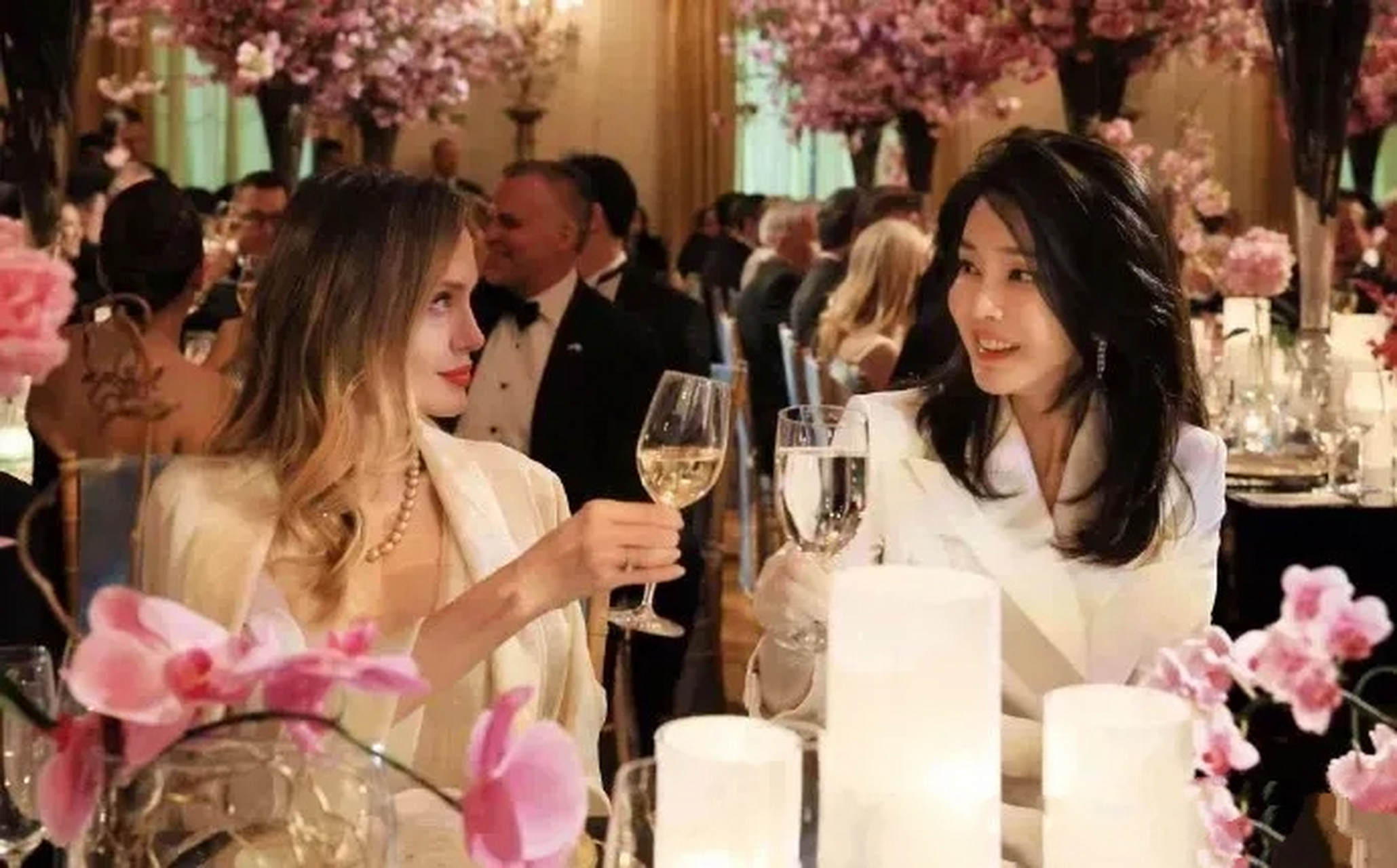 媒体们认为二人第一次握手韩国第一夫人金建熙就得罪了朱莉.