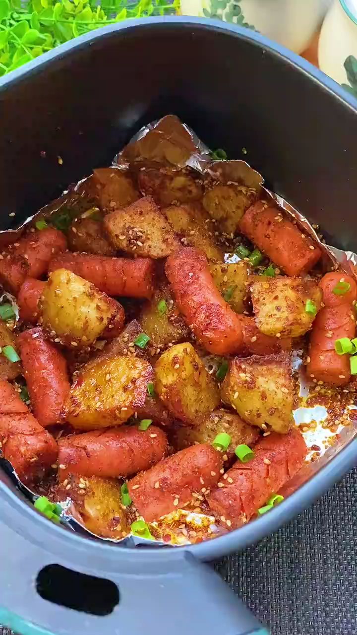 好吃的尖叫的空气炸锅烤香肠