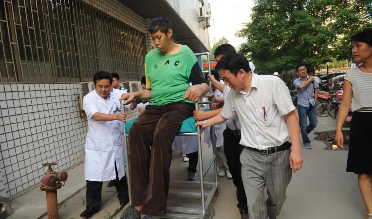 河南巨人王峰军:身高2.55米,18年前当特型演员,如今怎么样了?