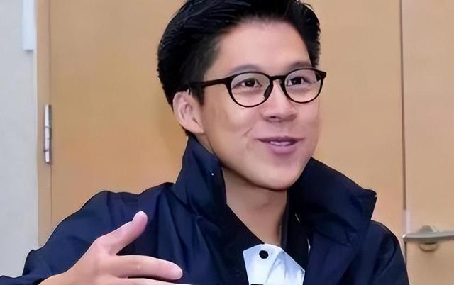 当"恭喜霍启刚"的消息传开,整个社交圈都沸腾了