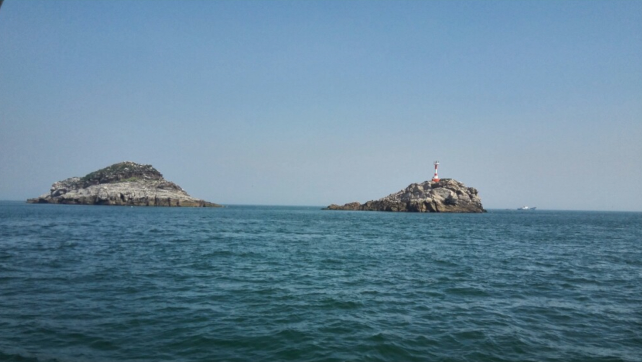 前三岛位于山东省和江苏省交界的海州湾内,由车牛山岛,达山岛,平岛三