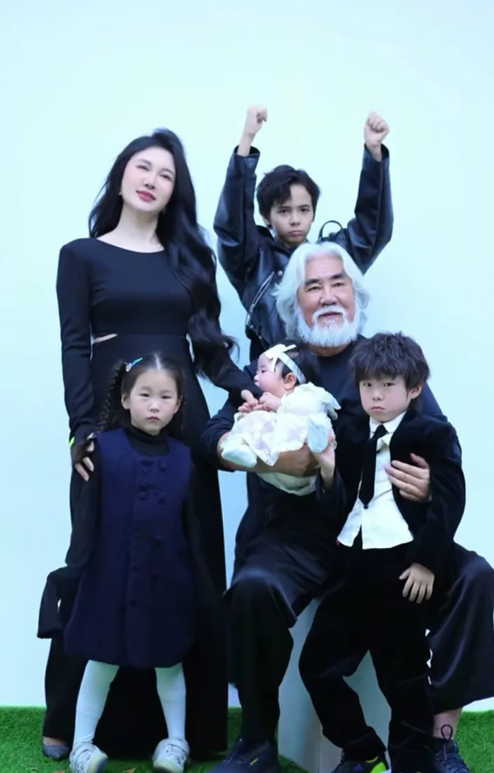 张纪中导演一家六口亮相,幸福满溢!