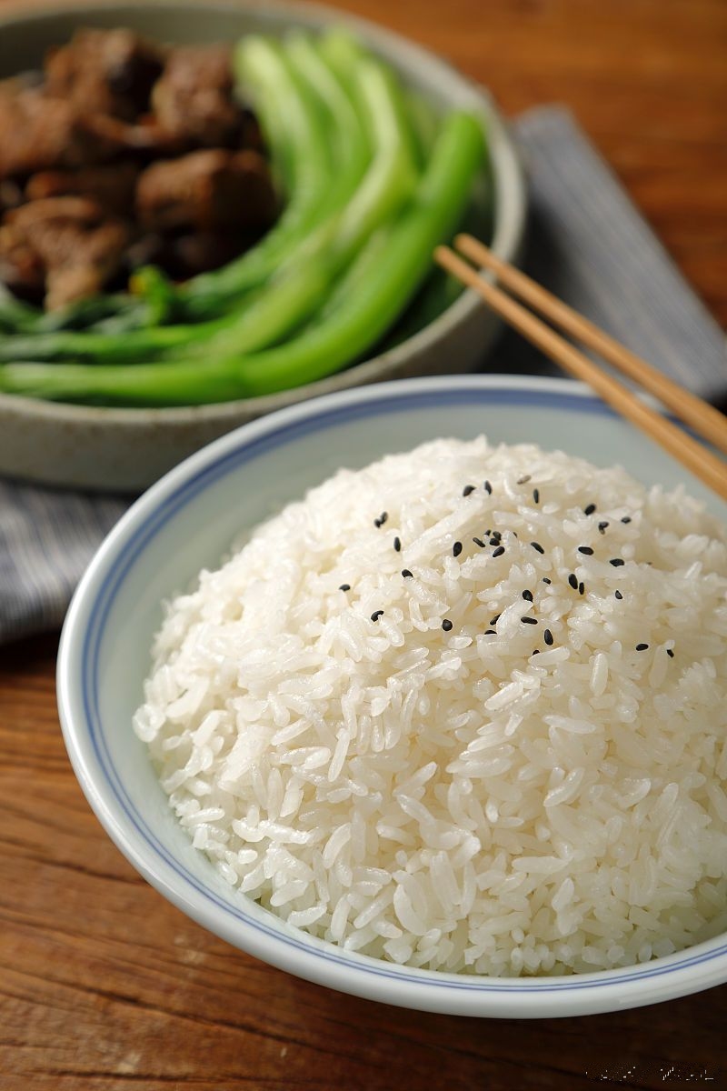 答:隔夜米饭,馒头能吃;冷藏隔夜玉米重热后可放心吃;带皮土豆没发芽