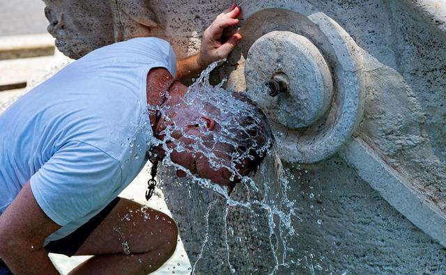 一进七月,走在罗马街头,哪怕是