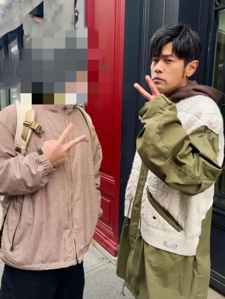 周杰伦这品味真的醉了,褐色卫衣外搭绿色风衣,外面在套件白色毛衣坎肩
