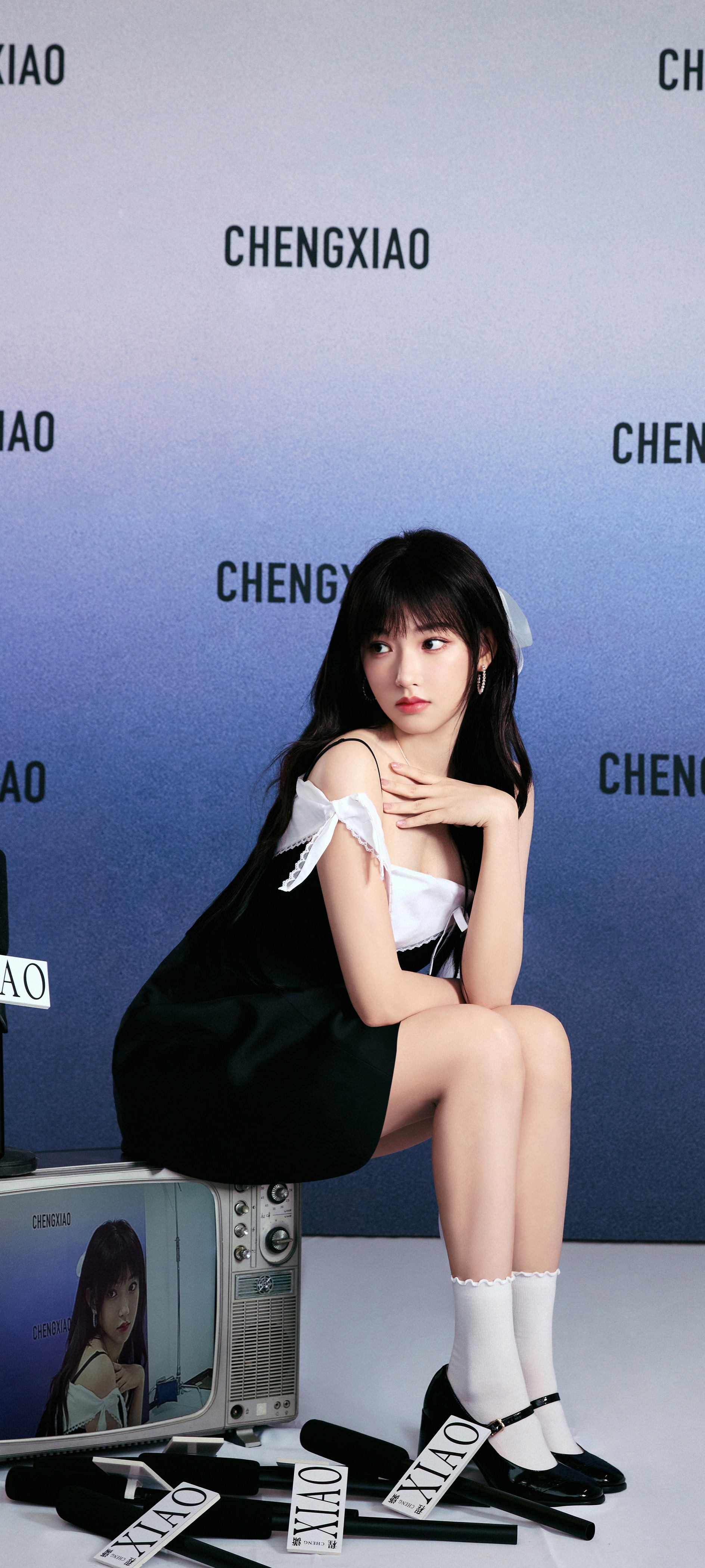 程潇喜剧之王单口季2妆造,黑色短裙大长腿,又酷又美#程潇