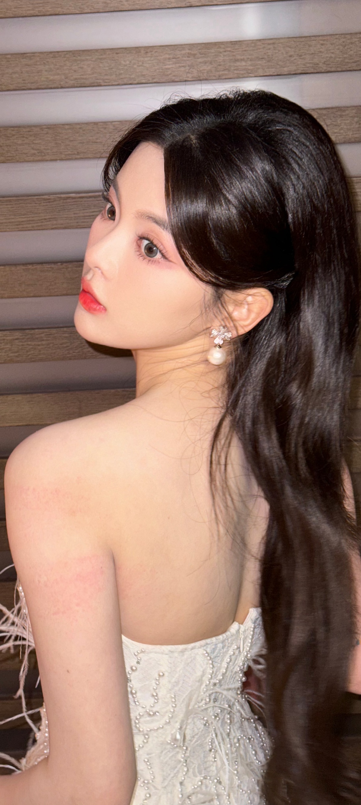 杨超越妹妹越来越美了,穿白色蕾丝礼服好迷人