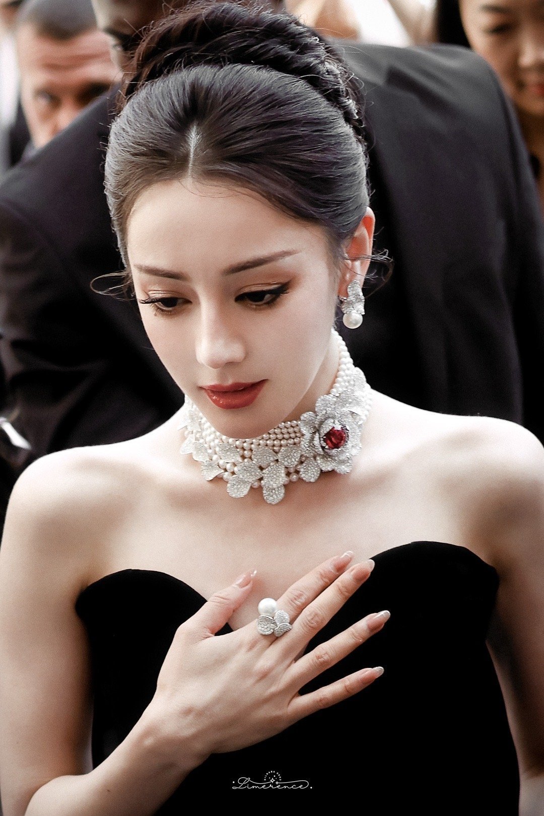 迪丽热巴这组图太精致了,黑色抹胸裙,大五官异域美人.#迪丽热巴