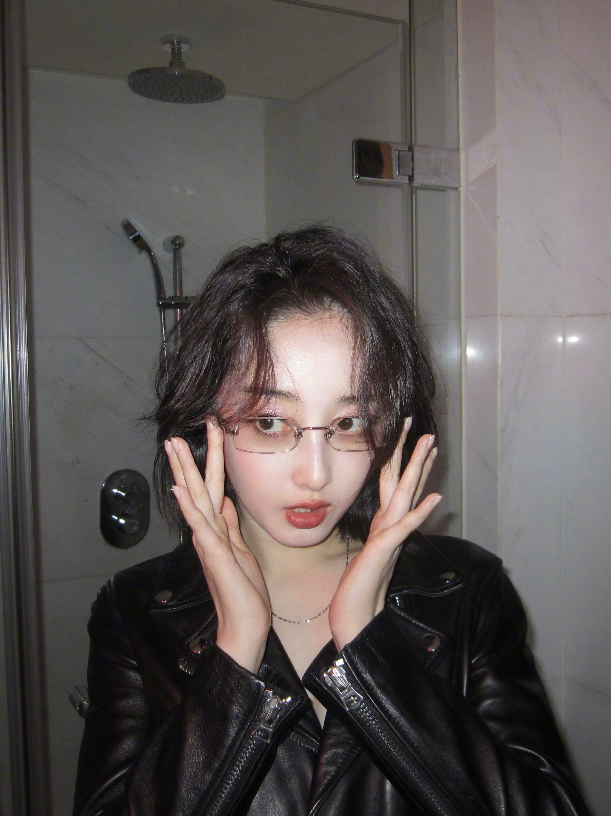 蒋梦婕黑色穿搭精致头像好美的眼镜姐姐蒋梦婕