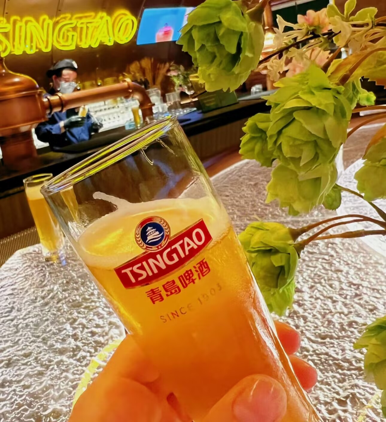 分享一张今天中午拍的我在青岛博物馆里的品酒的照片味道不错拍拍