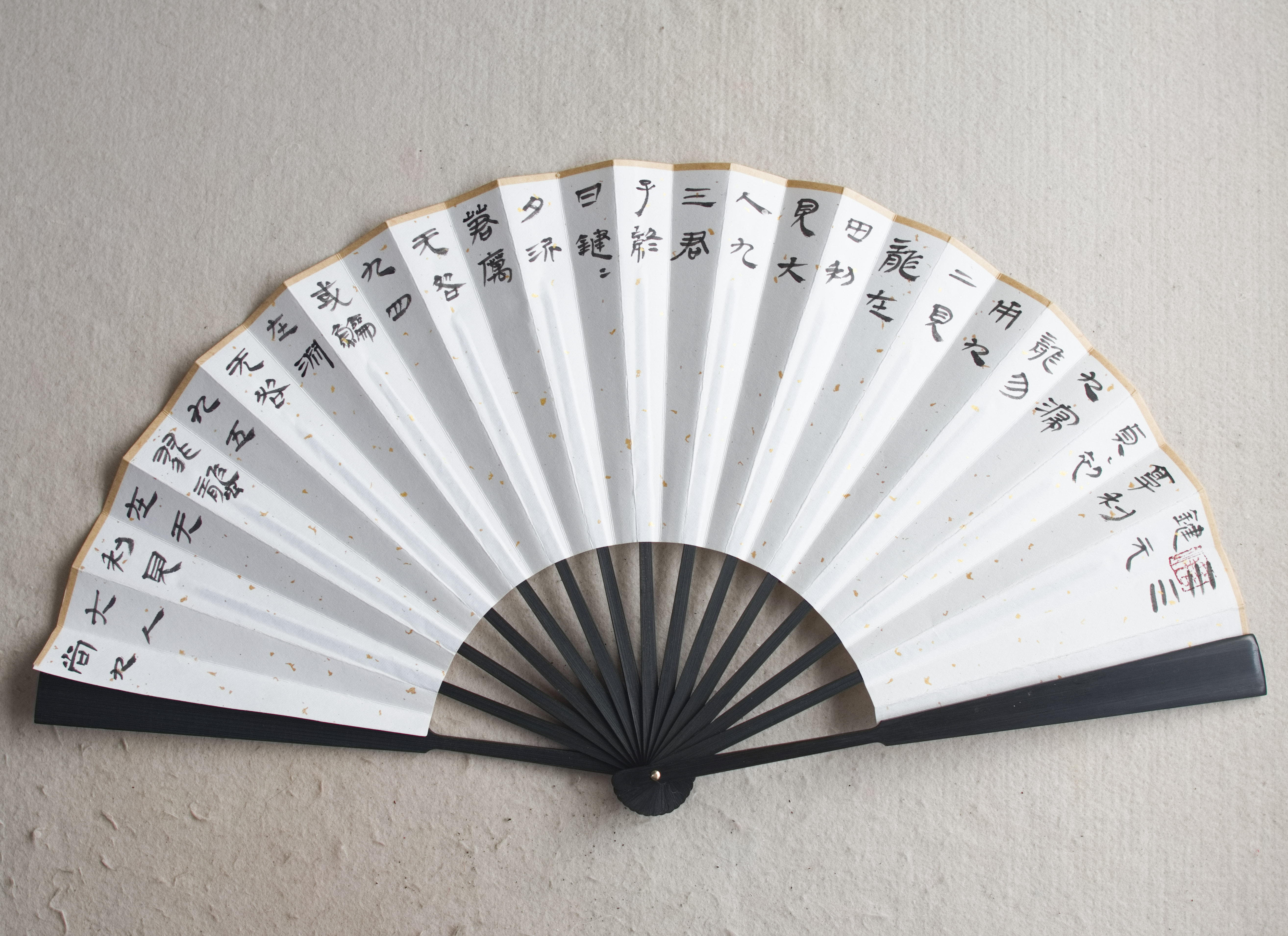 答:我们可以拿折扇来临写几乎所有的字体,篆,隶,真,行,草都可以