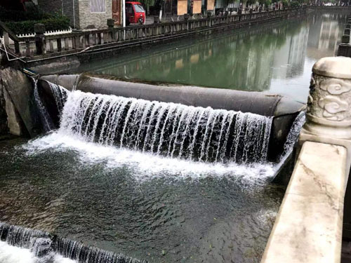 蓝色橡胶坝,拦水坝,拦河坝(或称橡胶坝)的建造是一个严谨的工程过程