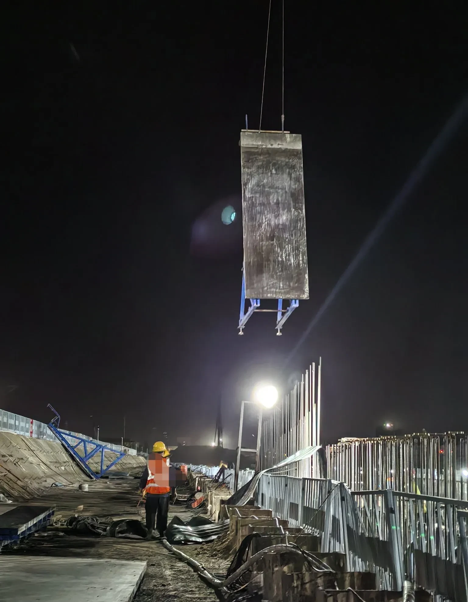 他说:等会儿跟我去工地走走吧,活动活动,消消化