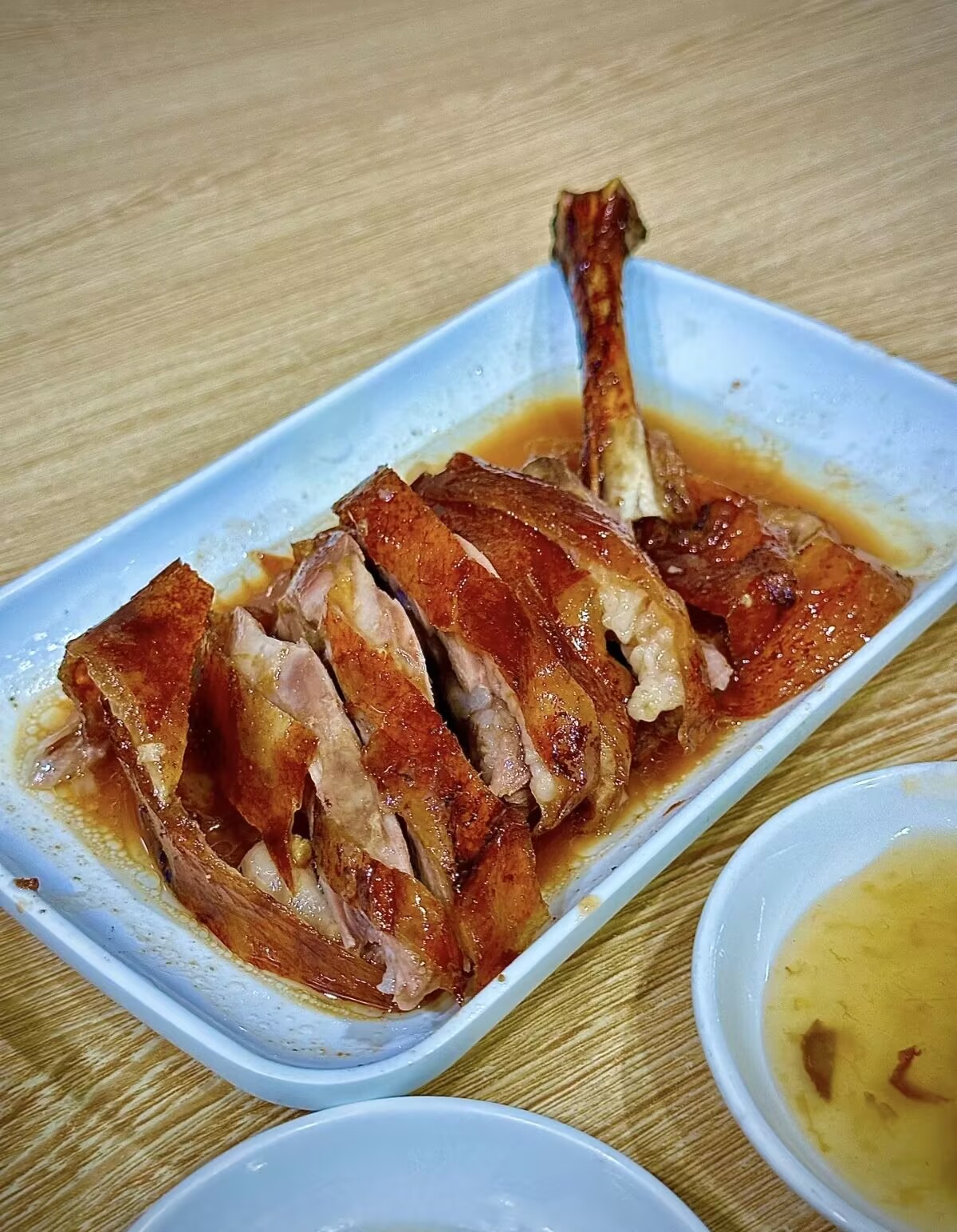 在昆明站附近 每次出差回来第一件事就是直奔他家 烤鹅油亮亮的卤味很