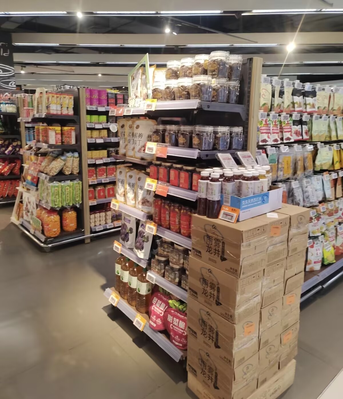 这家超市位于恒隆广场负一层,就在东厅的位置非常好找,出游路过这里