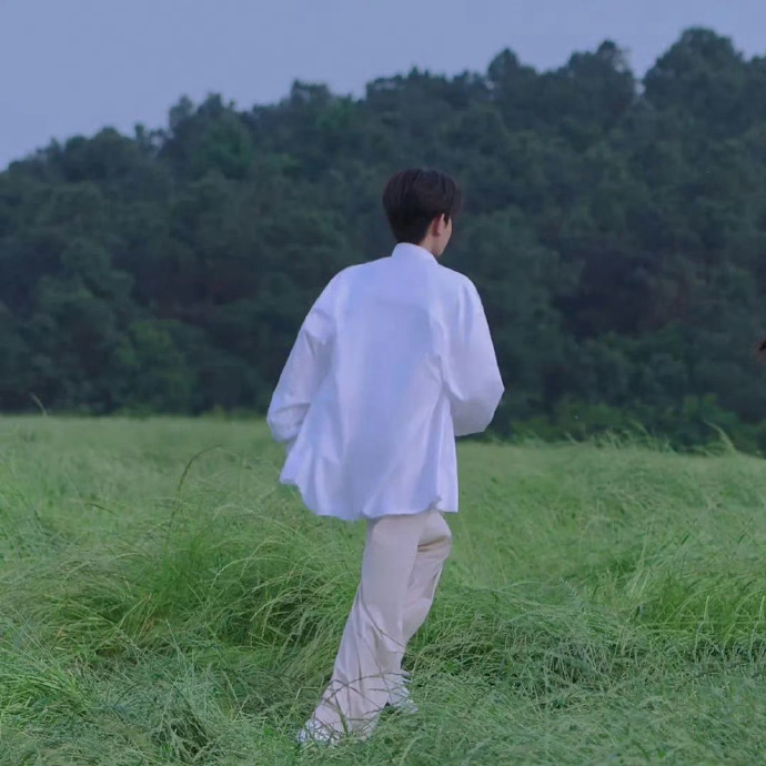 欲动,是开始汹涌 是似懂非懂 是风吹草动都让我心事重重 #情侣头像