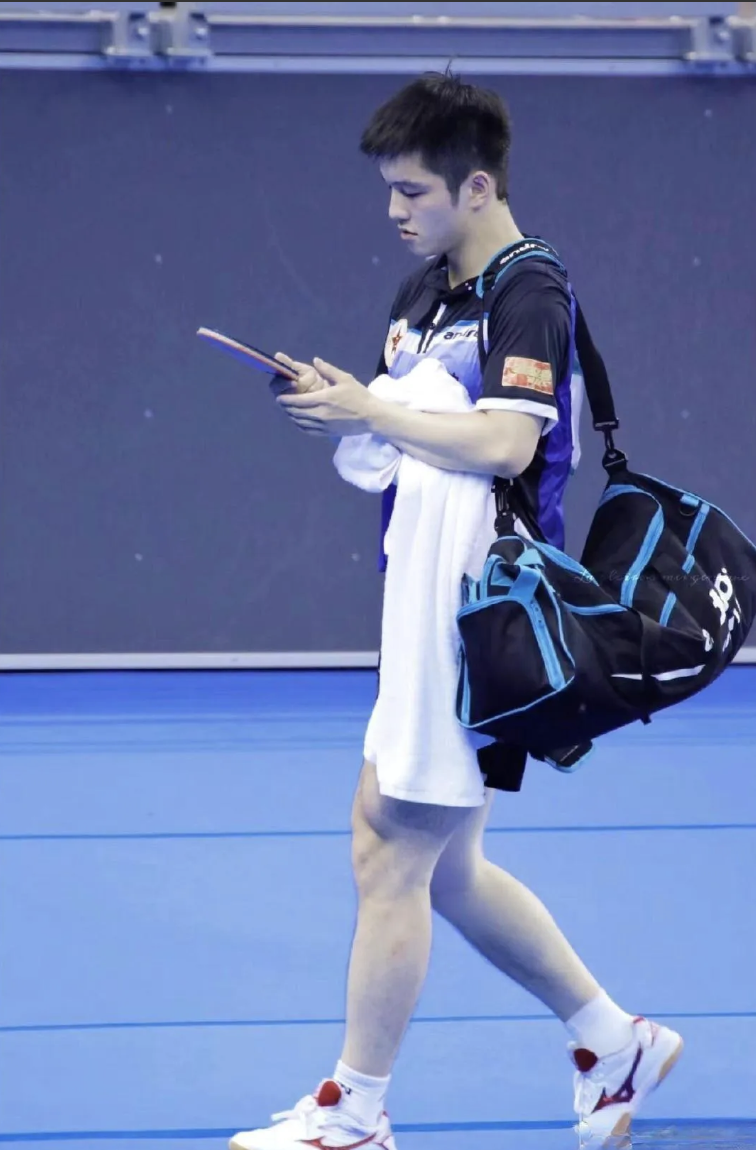 樊振东,咱们的东哥,从小就是八一队里的小明星,11岁就被相中,进入