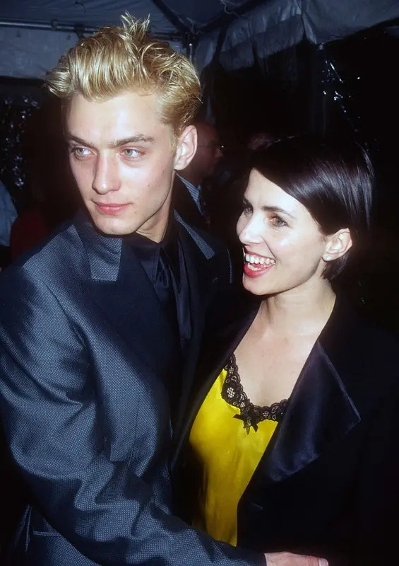 1995年,裘德洛(jude law)和萨迪·弗洛斯特(sadie frost)一起出席