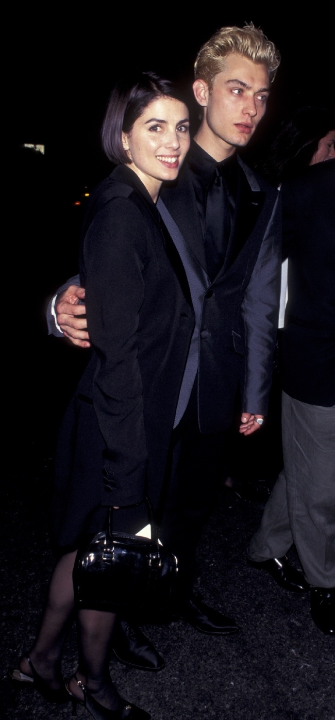 1995年,裘德洛(jude law)和萨迪·弗洛斯特(sadie frost)一起出席