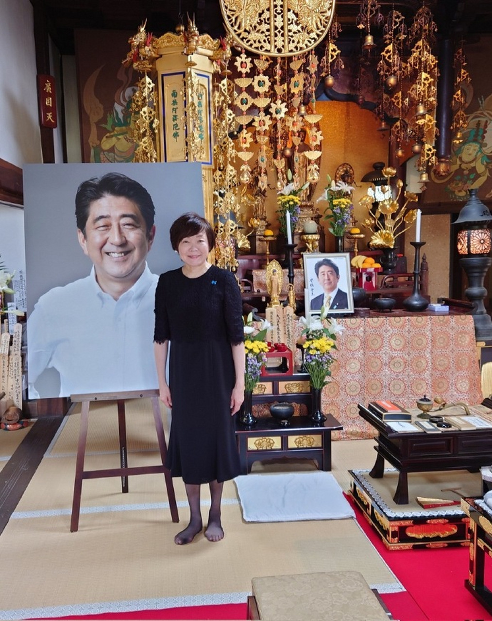 68岁安倍晋三遇刺身亡两周年,他曾经执政10年,遗孀安倍昭惠微笑感谢