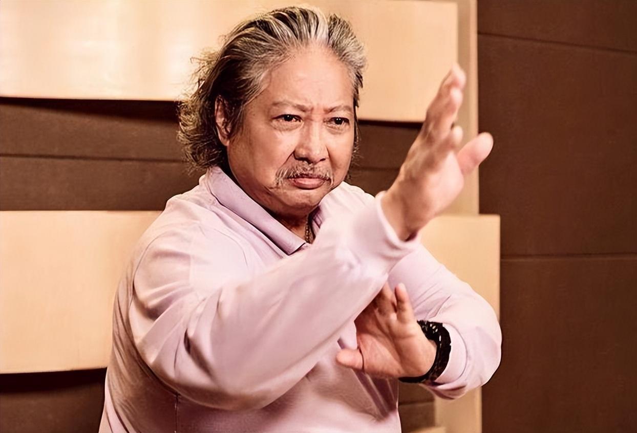 洪金宝说,那时候师父在香港没朋友没亲人,全靠自己打拼,最开始收了