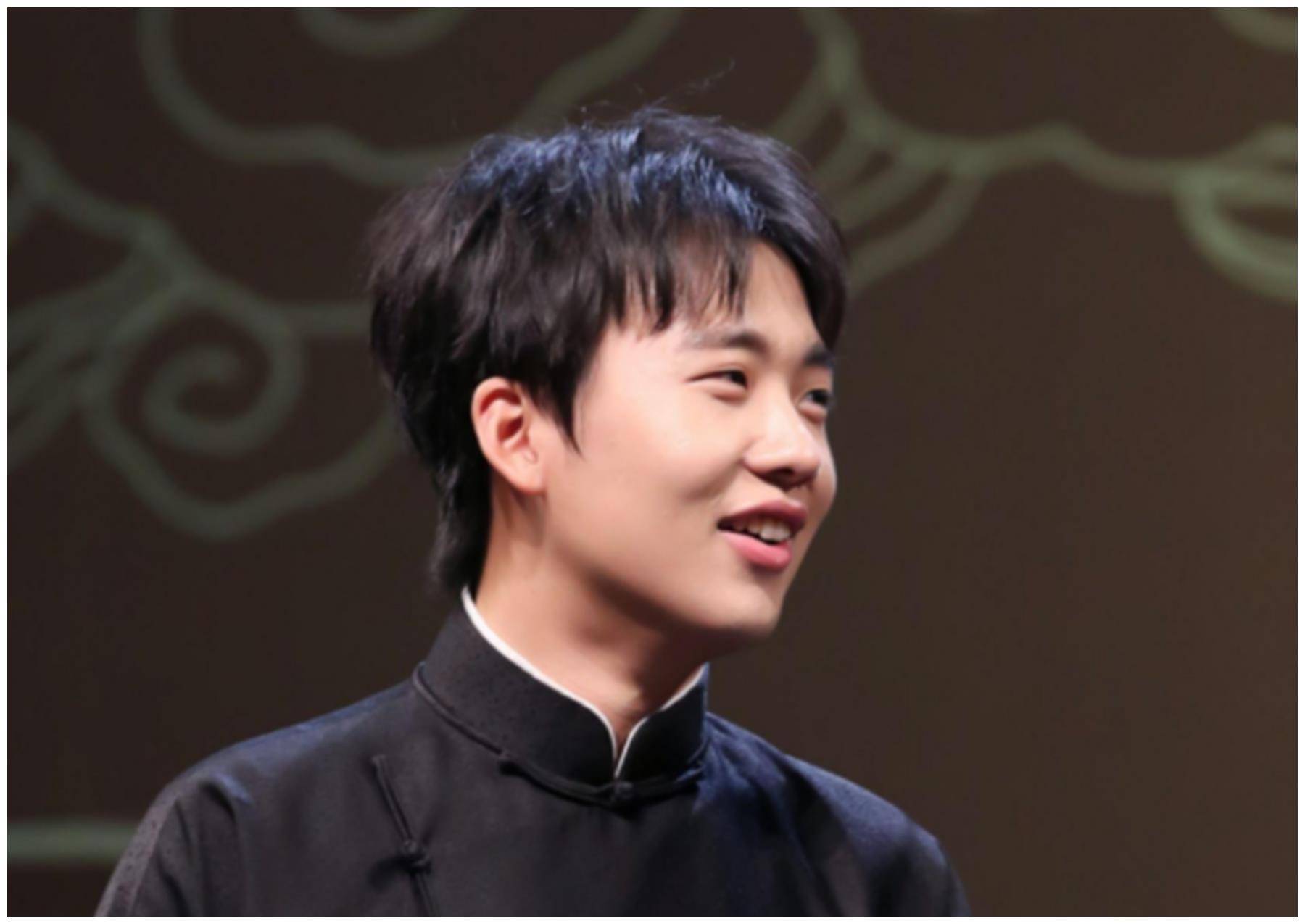 演员郭麒麟说,我谈过一次恋爱,在中学的时候,那时候时兴手机聊天,我就